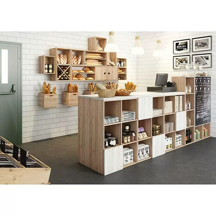 Astigarraga Dinamic Holzregal - H x B x T: 70,8 x 36,2 x 33 cm, Traglast pro Boden: 50 kg, Anzahl Böden: 2 Stk., Schrauben, Natur - Modulares Regalsystem und Ladentheke aus hellem Holz in einer modernen Bäckerei, präsentiert Brot, Gebäck und diverse Produkte.