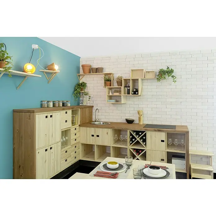Astigarraga Dinamic Holzregal - H x B x T: 70,8 x 70,8 x 33 cm, Traglast pro Boden: 50 kg, Anzahl Böden: 2 Stk., Schrauben, Natur - Helle Holzküchenmöbel mit Regalen und einem Esstisch mit Geschirr. Die Küche ist modern und funktional eingerichtet.