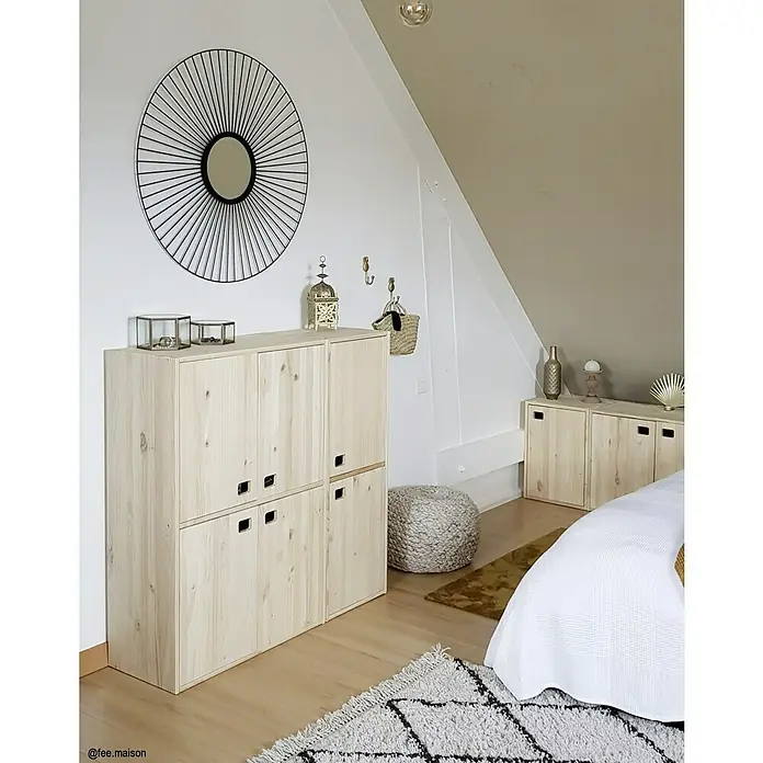 Astigarraga Dinamic Schrank - L x B x H: 33 x 37,3 x 105,4 cm, Kiefernholz - Holzschränke mit Schubladen und Griffen in einem Schlafzimmer mit Spiegel und Teppich. Ideal für die Aufbewahrung von Kleidung und Accessoires.