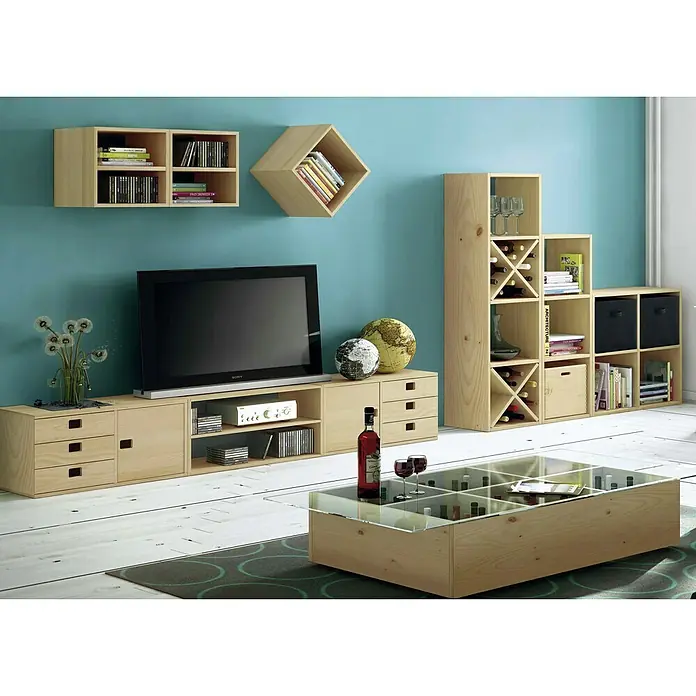 Astigarraga Dinamic HolzregalH x B x T: 36,2 x 70,8 x 33 cm, Traglast pro Boden: 50 kg, Anzahl Böden: 1 Stk., Natur - Wohnzimmer mit modularen Regalen, TV-Möbeln und Couchtisch aus hellem Holz vor einer blauen Wand.