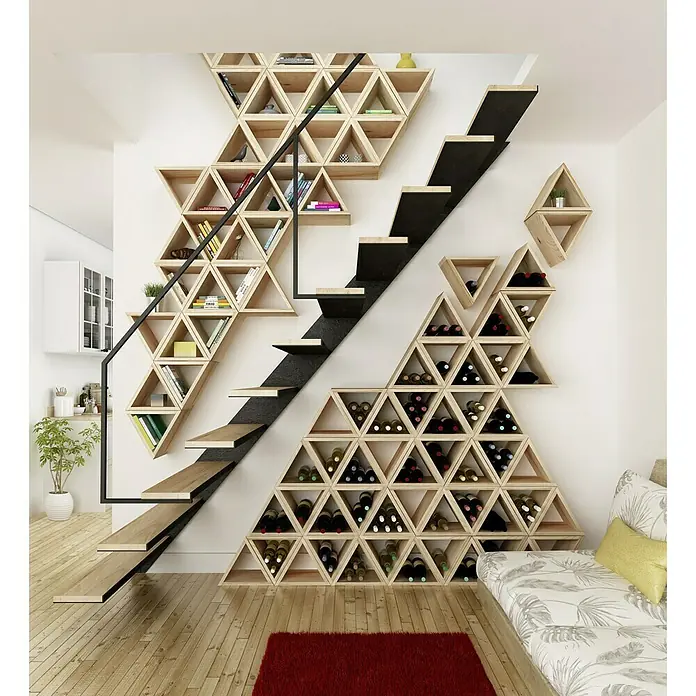 Astigarraga Wandregal - L x B x H: 25 x 36 x 36 cm, Holz - Eine moderne Treppe mit integriertem Bücherregal und Weinregal in dreieckigen Fächern, die Funktionalität und Design vereint.