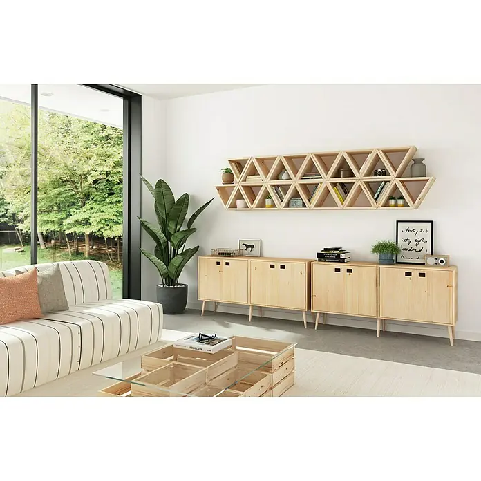 Astigarraga Wandregal - L x B x H: 25 x 36 x 36 cm, Holz - Wohnzimmer mit hellem Holzschrank, dreieckigem Wandregal und Couch. Elegantes Möbelset für ein modernes Zuhause.