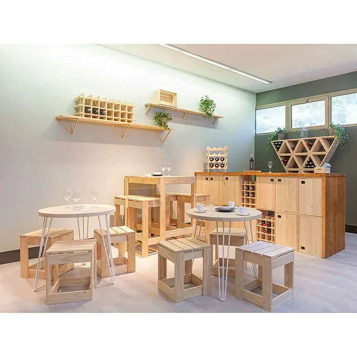 Astigarraga Wandregal - L x B x H: 25 x 36 x 36 cm, Holz - Das Bild zeigt einen Raum mit einem Bartisch, Holzregalen und Hockern im modernen Design. Das Möbel ist aus hellem Holz und schafft eine warme Atmosphäre.