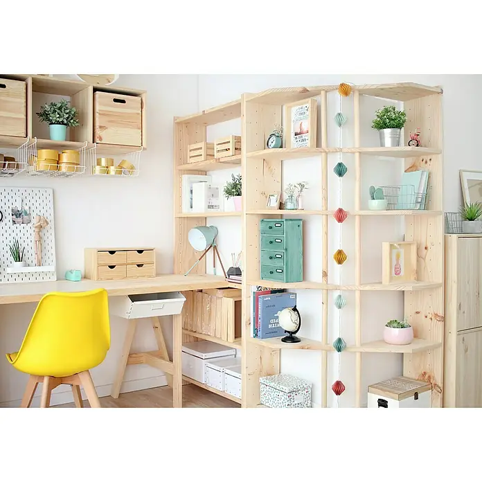 Astigarraga Gala Holzregal - H x B x T: 184,7 x 79,6 x 25 cm, Traglast pro Boden: 100 kg, Anzahl Böden: 6 Stk., Schrauben, Natur - Ein helles Arbeitszimmer mit einem Schreibtisch, einem gelben Stuhl und einem großen, hellen Holzregal voller Dekorationen.