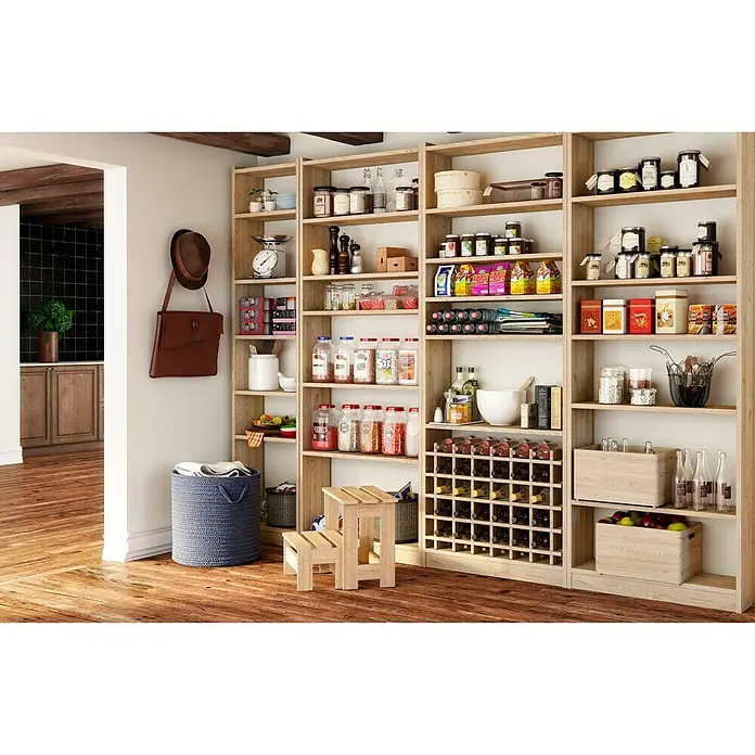 Astigarraga Gala Holzregal - H x B x T: 184,7 x 79,6 x 25 cm, Traglast pro Boden: 100 kg, Anzahl Böden: 6 Stk., Schrauben, Natur - Ein heller, begehbarer Vorratsschrank mit Holzregalen und einer Vielzahl von Lebensmitteln und Weinflaschen.