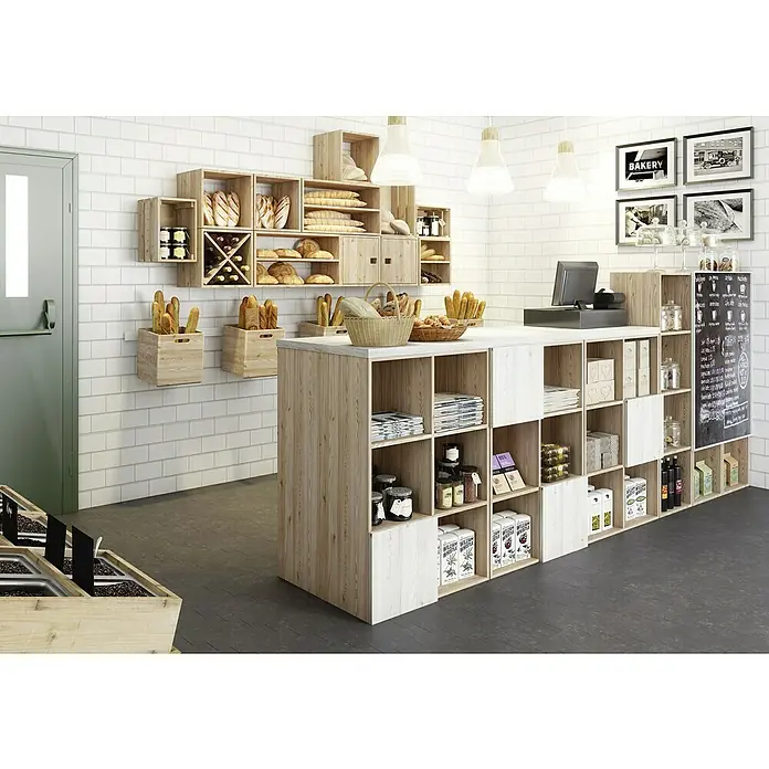 Astigarraga Dinamic Holzregal - H x B x T: 140 x 36,2 x 33 cm, Traglast pro Boden: 50 kg, Anzahl Böden: 4 Stk., Schrauben, Natur - Eine Bäckerei-Ladeneinrichtung mit Regalen zur Präsentation von Brot und Waren, ergänzt durch eine Verkaufstheke und Dekor.
