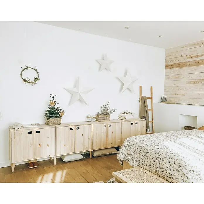 Astigarraga Dinamic Holz-Mehrzweckschrank - L x B x H: 33 x 70,8 x 53,5 cm, Kiefernholz - Gemütliches Schlafzimmer mit hellem Holzschrank, Dekorationen und einem blumigen Bettbezug für eine entspannte Atmosphäre.