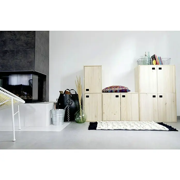 Astigarraga Dinamic Holz-Mehrzweckschrank - L x B x H: 33 x 70,8 x 53,5 cm, Kiefernholz - Kaminzimmer mit Regalen, einer schwarzen Tasche, einem Eimer und einem Teppich, der eine gemütliche Atmosphäre schafft. Die Regale bieten Stauraum.