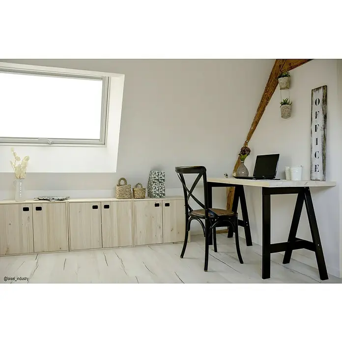 Astigarraga Dinamic Holz-Mehrzweckschrank - L x B x H: 33 x 70,8 x 53,5 cm, Kiefernholz - Bürogestaltung mit hellem Holzschrank, Schreibtisch mit Laptop, schwarzem Stuhl und Dekorationselementen für eine angenehme Arbeitsatmosphäre.