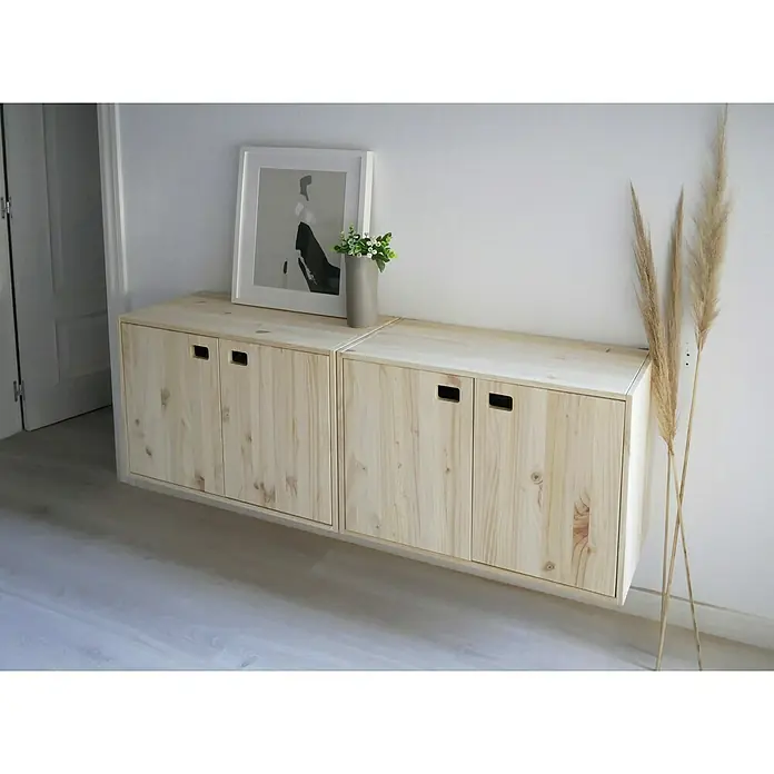 Astigarraga Dinamic Holz-Mehrzweckschrank - 33 x 70,8 x 53,5 cm, Natur - Ein modernes Sideboard aus hellem Holz mit minimalistischen Griffen, das an der Wand montiert ist und ein elegantes Design bietet.