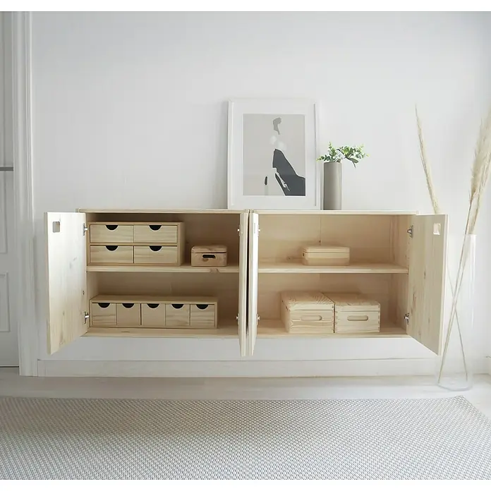 Astigarraga Dinamic Holz-Mehrzweckschrank - L x B x H: 33 x 70,8 x 53,5 cm, Kiefernholz - Detailaufnahme eines hellen Holzschranks mit offenen Türen, der kleine Schubladen und Ablagefächer zeigt, vor einer weißen Wand.