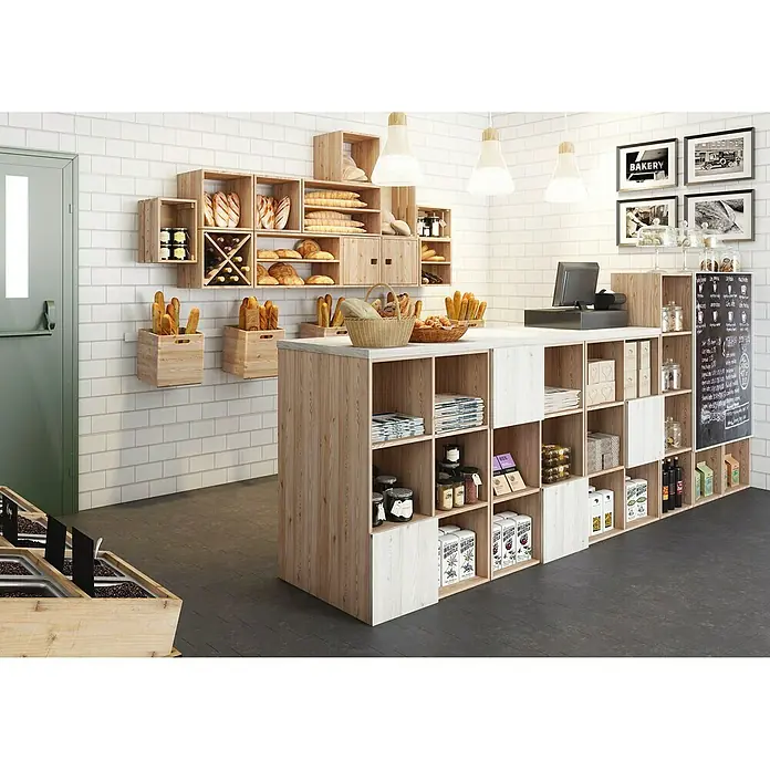 Astigarraga Dinamic Weinregal - L x B x H: 33 x 32,5 x 32,5 cm, Holz - Ansicht eines Bäckereiladens mit Holzregalen, in denen Brot und andere Bäckereiprodukte ausgestellt sind, mit einer Theke und einer Tafel.