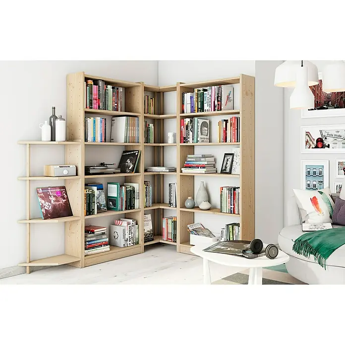 Astigarraga Gala Holzregal - H x B x T: 120,7 x 79,6 x 25 cm, Traglast pro Boden: 100 kg, Anzahl Böden: 4 Stk., Schrauben, Natur - Das Bild zeigt ein helles, hölzernes Bücherregal, das in einer Ecke des Raumes steht und mit Büchern und Dekorationsgegenständen gefüllt ist.