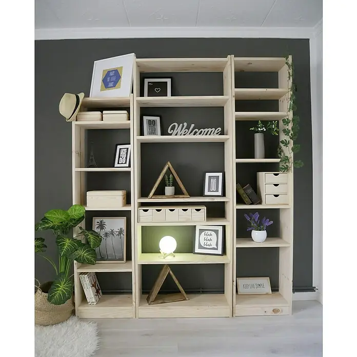 Astigarraga Gala Holzregal - H x B x T: 120,7 x 79,6 x 25 cm, Traglast pro Boden: 100 kg, Anzahl Böden: 4 Stk., Schrauben, Natur - Das Bild zeigt ein offenes Holzregal mit einer Vielzahl von dekorativen Gegenständen auf grauer Wand. Das Regal ist hell und verleiht dem Raum eine natürliche Note.