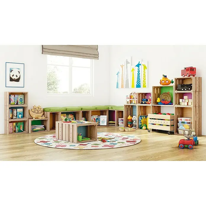 Astigarraga Home Box Holzkiste - L x B x H: 28 x 38,4 x 25,6 cm, Kiefernholz - Ein helles Spielzimmer mit Holzkisten als Regale und Sitzgelegenheiten, ideal für Kinderbücher und Spielzeug. Der runde Teppich lockert den Raum auf.