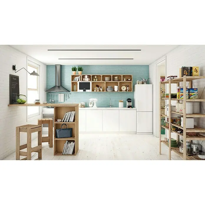 Astigarraga Home Box Holzkiste - L x B x H: 28 x 38,4 x 25,6 cm, Kiefernholz - Helle Küche mit weißen Schränken, Regalen aus hellem Holz und einer blauen Akzentwand, die eine moderne und einladende Atmosphäre schafft.