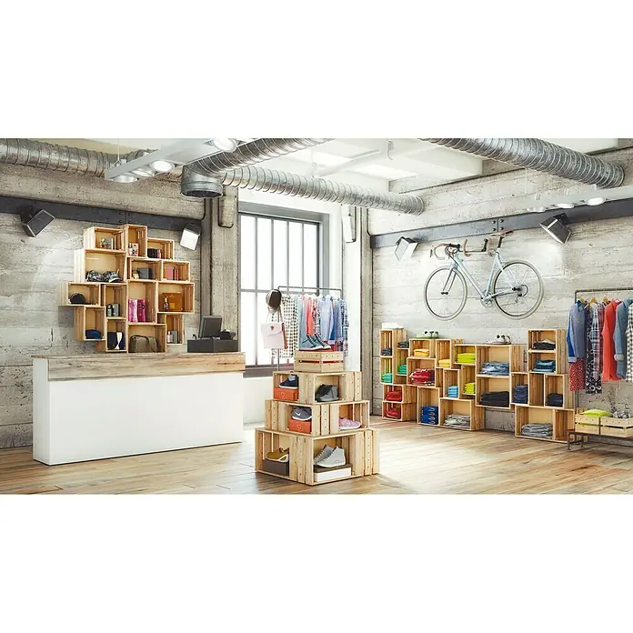 Astigarraga Home Box Holzkiste - L x B x H: 28 x 38,4 x 25,6 cm, Kiefernholz - Moderne Ladeneinrichtung mit Regalen aus Holzkisten, die Kleidung und Schuhe präsentieren, ergänzt durch eine stilvolle Theke.