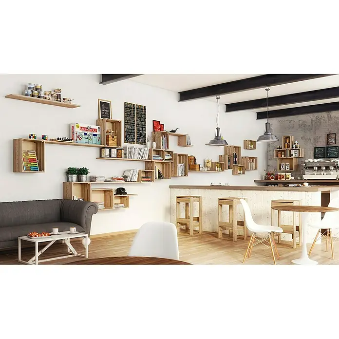 Astigarraga Home Box Holzkiste - L x B x H: 28 x 38,4 x 25,6 cm, Kiefernholz - Gemütliches Café-Interieur mit individuell gestalteten Holzregalen und einladender Sitzgelegenheit. Die perfekte Atmosphäre zum Entspannen.