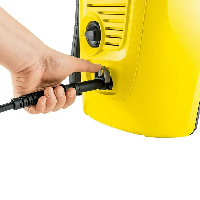 Kärcher Hochdruckreiniger K 4 Universal EditionBetriebsdruck: 110 bar - Gelber Hochdruckreiniger wird mit einer Hand an eine Stromquelle angeschlossen. Das Gerät ist von der Marke Kärcher.