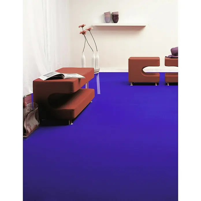 Teppichboden Meterware Silvia - Breite: 400 cm, Nadelfilz, 100 % Polypropylen, Blau - Elegante Wohnzimmereinrichtung mit modernen Möbeln, darunter ein stilvoller Ottoman, der das Erscheinungsbild des Raumes verbessert.