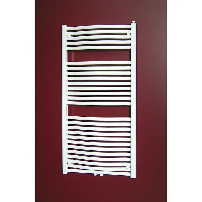 Admiral Radiador toallero Madrid - An x Al: 600 x 1.210 mm, Potencia calorífica a una temperatura de 75 °C (D: 50): 750 W, Blanco - Primer plano de un toallero blanco contra una pared roja. El calentador tiene muchas barras horizontales.