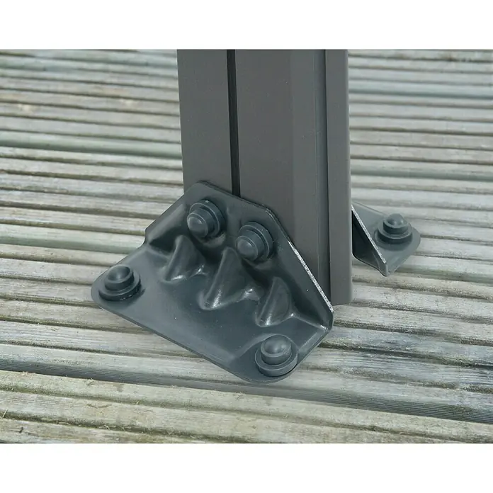 Palram – Canopia Pérgola estándar con cortinas Martinique - An x Pr: 300 x 430 cm, Color del armazón: Antracita, Aluminio - Primer plano del montaje en el suelo de un pabellón gris en una terraza de madera. El soporte se fija con tornillos.