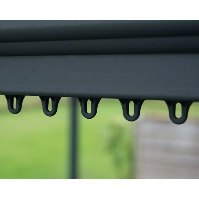 Palram – Canopia Pérgola estándar Milano - An x Pr: 435,9 x 315,5 cm, Color del armazón: Antracita, Aluminio - Primer plano del mecanismo de suspensión de un toldo gris, que muestra una construcción robusta y duradera.\n