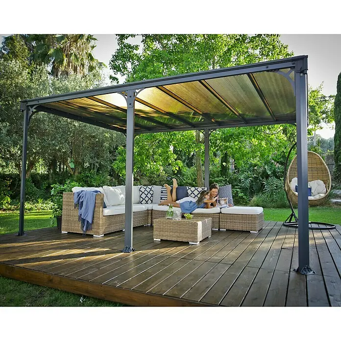 Palram – Canopia Pérgola estándar Milano - An x Pr: 435,9 x 315,5 cm, Color del armazón: Antracita, Aluminio - Una moderna glorieta de jardín con elegantes muebles de exterior en una terraza de madera, ideal para momentos de relax al aire libre.