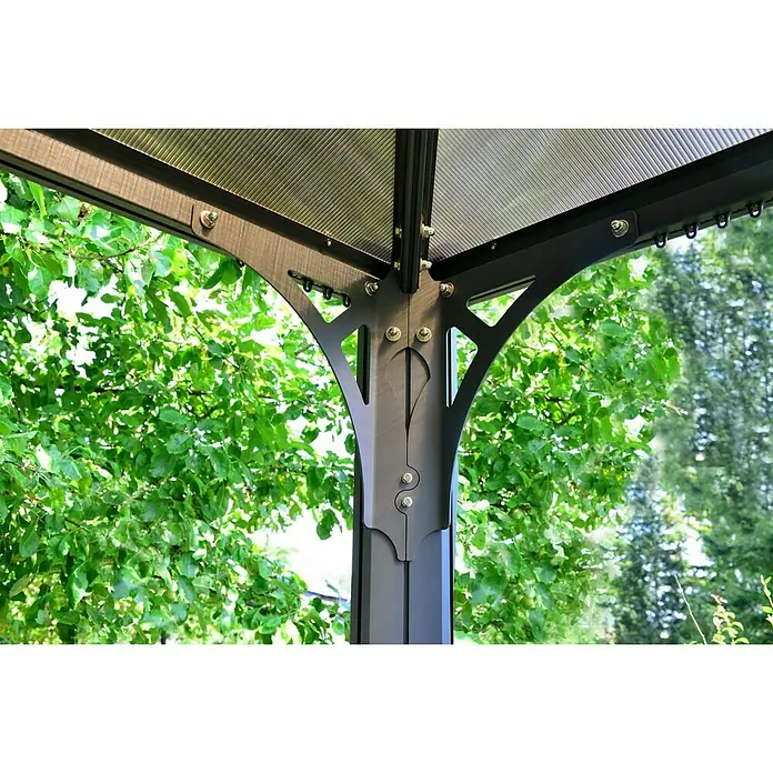 Palram – Canopia Pavillon Martinique 5000B x T: 493 x 359,3 cm, Farbe Gestell: Anthrazit, Aluminium - Detailansicht eines Pavillons mit dekorativen Metallelementen und Polycarbonat-Dach, eingebettet in grüne Vegetation.