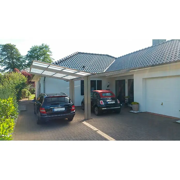 Ximax Carport LINEA Y 60 - Außenmaß inkl. Dachüberstand (B x T): 5,48 x 4,95 m, Doppelcarport, Edelstahloptik, Schneelast: 75 kg/m² - Das Bild zeigt eine moderne Terrassenüberdachung, die zwei Autos Schutz bietet und sich nahtlos in die Architektur des Hauses einfügt.