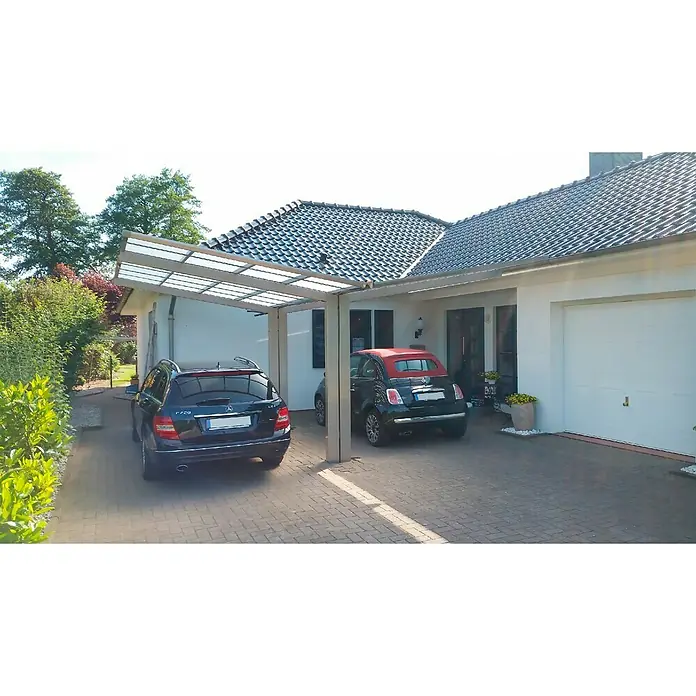 Ximax Carport LINEA Y 80 - Außenmaß inkl. Dachüberstand (B x T): 5,48 x 4,95 m, Doppelcarport, Edelstahloptik, Schneelast: 100 kg/m² - Carport mit zwei Autos davor, ein schwarzer Kombi und ein schwarzer Kleinwagen mit rotem Dach. Das Haus hat eine Garage.