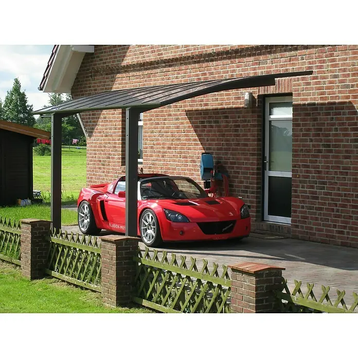 Ximax Carport Portoforte 80 - Außenmaß inkl. Dachüberstand (B x T): 2,7 x 4,95 m, Einzelcarport, Mattbraun, Schneelast: 100 kg/m² - Ein moderner Carport aus dunklem Metall schützt ein rotes Sportauto vor dem Haus. Die Konstruktion bietet stilvollen Wetterschutz.