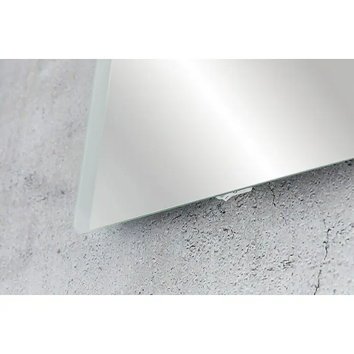 Camargue Visita LED-Lichtspiegel - 44 x 74 cm - Detailaufnahme eines eckigen Spiegels an einer Wand mit Betonoptik, der eine moderne und minimalistische Ästhetik betont.