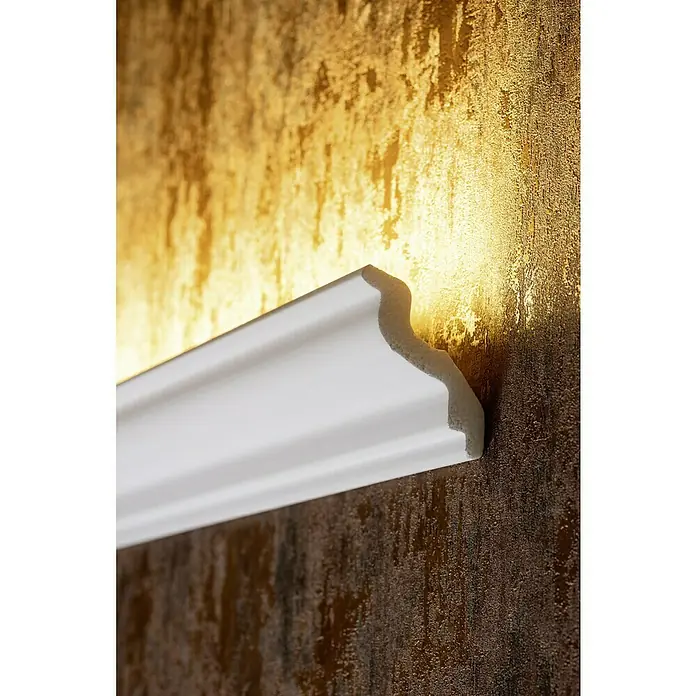Zierprofil E 24 - 200 cm x 70 mm x 7 cm, XPS-Hartschaumplatten - Nahaufnahme einer weißen Zierleiste an einer strukturierten Wand, die das elegante Design und die hochwertige Verarbeitung hervorhebt.