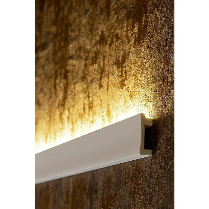 Wandleiste CU - Länge: 200 cm, Weiß - Wandleuchte: Nahaufnahme einer modernen, weißen Wandleuchte, die ein warmes, indirektes Licht an einer strukturierten Wand ausstrahlt.