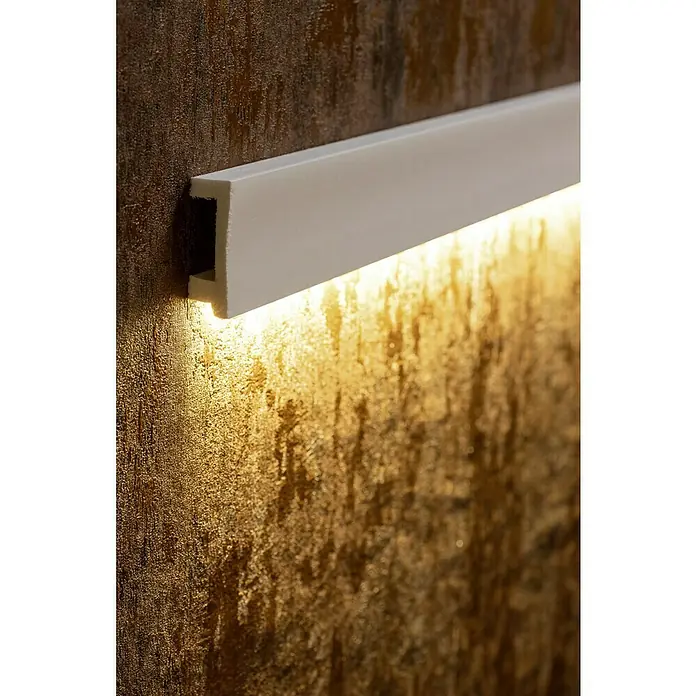 Wandleiste CU - Länge: 200 cm, Weiß - Wandleuchte mit LED-Beleuchtung, die ein warmes Licht auf eine strukturierte Wand wirft. Das moderne Design ergänzt die Oberfläche.