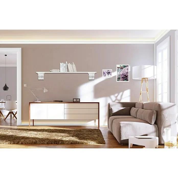 Zierprofil Prestige Victoria-F - 200 x 6,5 x 10 cm, Expandiertes Polystyrol (EPS) - Ein elegantes Wohnzimmer mit einem weißen Wandregal, das mit dekorativen Konsolen befestigt ist, für eine stilvolle Aufbewahrungslösung.