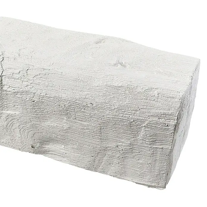 Dekobalken - Weiß, 200 x 13 x 11,5 cm, Polyurethan - Detailaufnahme eines weißen, dekorativen Holzbalkens mit sichtbarer Holzstruktur und rauer Oberfläche auf schwarzem Hintergrund.