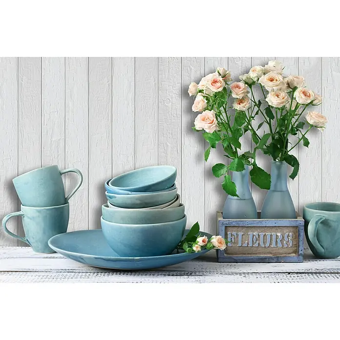 Dekobalken - Weiß, 200 x 9,5 x 6 cm, Polyurethan - Ein Arrangement mit hellblauen Keramikgeschirr und rosa Rosen in Vasen auf einem Tisch vor einer weißen Holzvertäfelung.