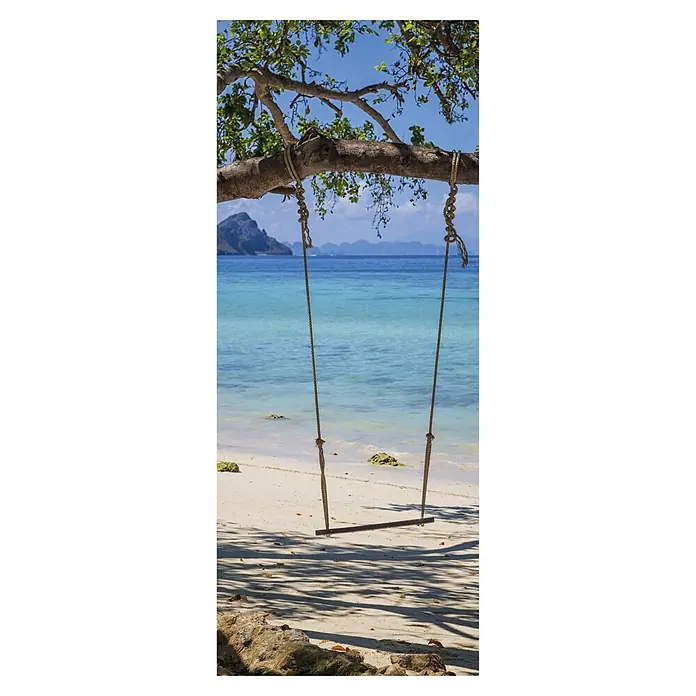 SanDesign Acryl-Verbundplatte - 100 x 250 cm, Tree Swing - Ein schöner Strand mit einer hölzernen Schaukel, die an einem Baum hängt, mit Blick auf das ruhige, türkisfarbene Wasser und die fernen Inseln.