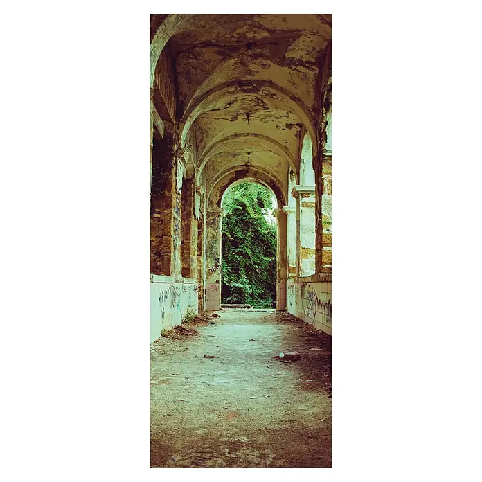 SanDesign Acryl-Verbundplatte - 100 x 250 cm, Lost Place Abbey - Verlassener Durchgang mit Gewölbe und Graffiti. Blickt auf grüne Vegetation, die einen morbiden Charme ausstrahlt.
