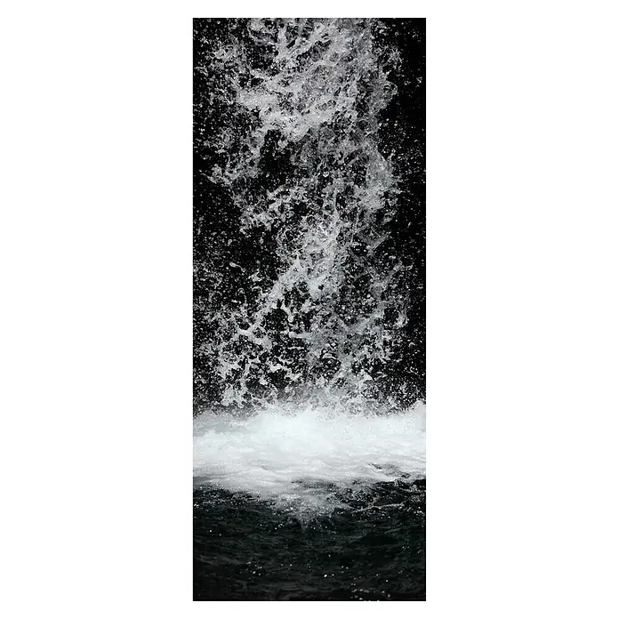 SanDesign Acryl-Verbundplatte - 100 x 250 cm, Waterfall - Wasserfall mit spritzendem Wasser gegen dunklen Hintergrund. Eindrucksvolle und dynamische Aufnahme der Naturgewalt.