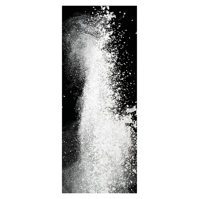 SanDesign Acryl-Verbundplatte - 100 x 250 cm, Bubbly Waterfall - Eine dynamische Darstellung von aufgewirbeltem, weißem Puder vor einem tiefschwarzen Hintergrund, ideal für Produktpräsentationen.