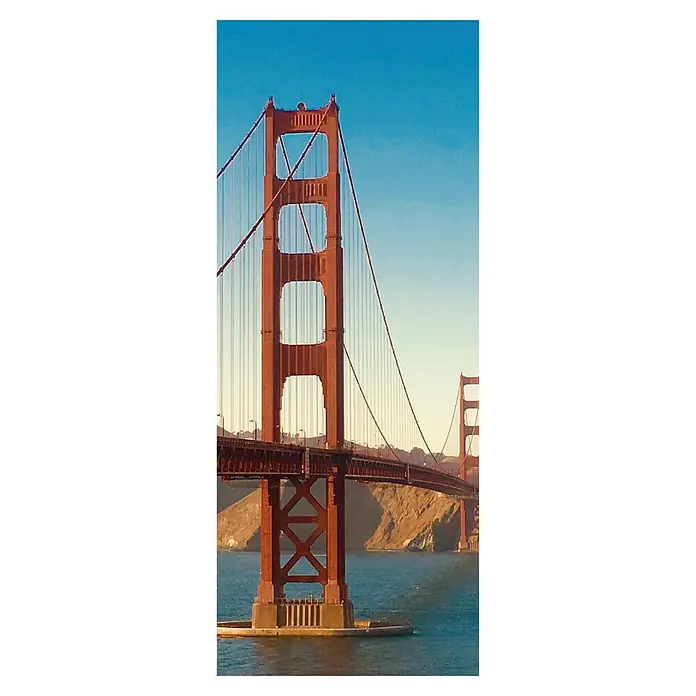 SanDesign Acryl-Verbundplatte - 100 x 250 cm, Golden Gate - Nahaufnahme eines ikonischen roten Golden Gate Bridge Turms, der sich gegen einen klaren blauen Himmel über ruhigen Gewässern erhebt.