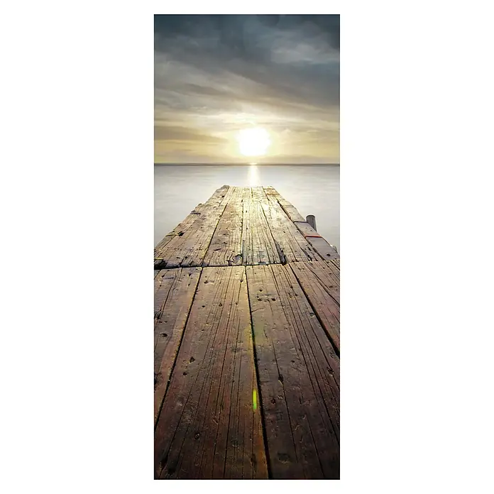 SanDesign Alu-Verbundplatte - 100 x 250 cm, Jetty into Sun - Blick auf einen alten Holzsteg, der ins ruhige Wasser führt, mit der strahlenden Sonne am Horizont, die eine friedliche Atmosphäre schafft.