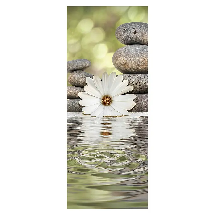 SanDesign Alu-Verbundplatte - 100 x 250 cm, Swimming Daisy - Zen-Garten-Komposition mit aufeinander gestapelten Steinen, einer weißen Gänseblümchenblüte und einem ruhigen Wasserbild, das Entspannung und Gleichgewicht symbolisiert.