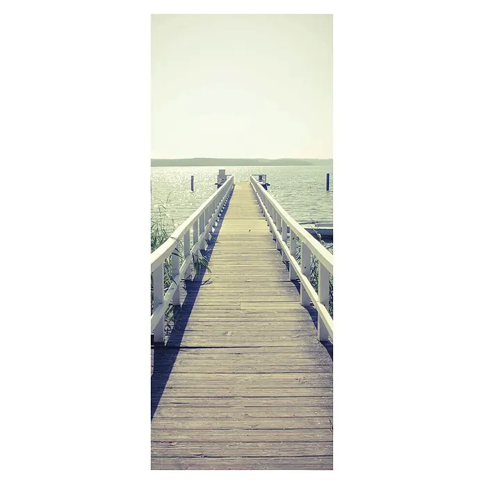 SanDesign Alu-Verbundplatte - 100 x 250 cm, Jetty into Sea - Holzsteg mit weißem Geländer führt zum ruhigen See, der zur Entspannung einlädt. Die friedliche Szene strahlt Ruhe und Gelassenheit aus.