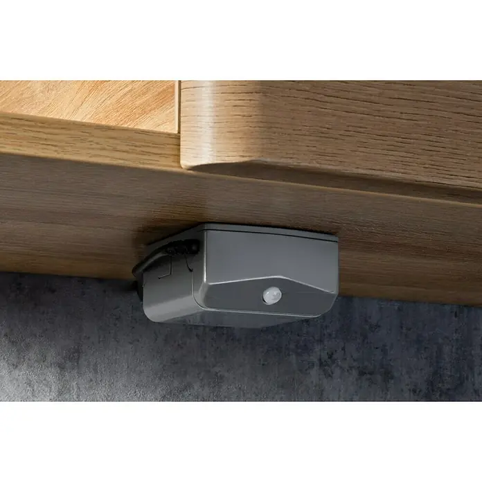 Camargue Faro Mini Badmöbel-Set - Gesamtbreite Badmöbel: 55 cm, Berg Eiche, 3 -tlg. - Der graue Bewegungsmelder ist unter einem Holzschrank montiert und sorgt für automatische Beleuchtung bei Bewegungserkennung.