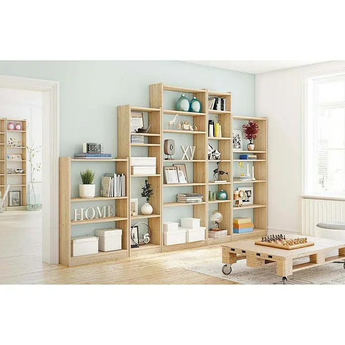 Astigarraga Gala Estantería de madera - Al x An x Pr: 184,7 x 79,6 x 25 cm, Capacidad de carga por balda: 100 kg, Número de baldas: 6 ud., Atornillado, Natural - La imagen muestra una sala de estar moderna con una estantería de madera clara, llena de libros y objetos decorativos para crear un ambiente elegante.