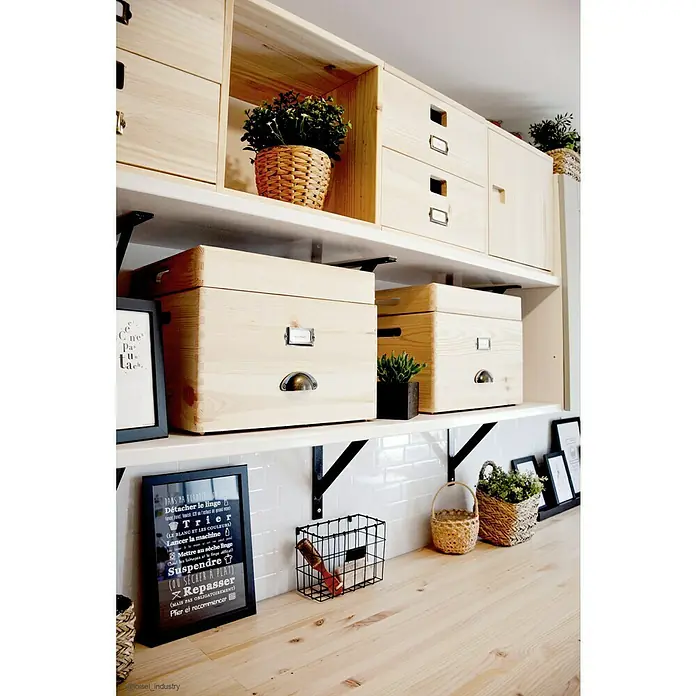 Astigarraga Caja de almacenaje - L x An x Al: 20 x 15 x 9 cm - Vista de estanterías de almacenamiento con cajas de madera, plantas y elementos decorativos que ofrecen una elegante solución para la habitación.